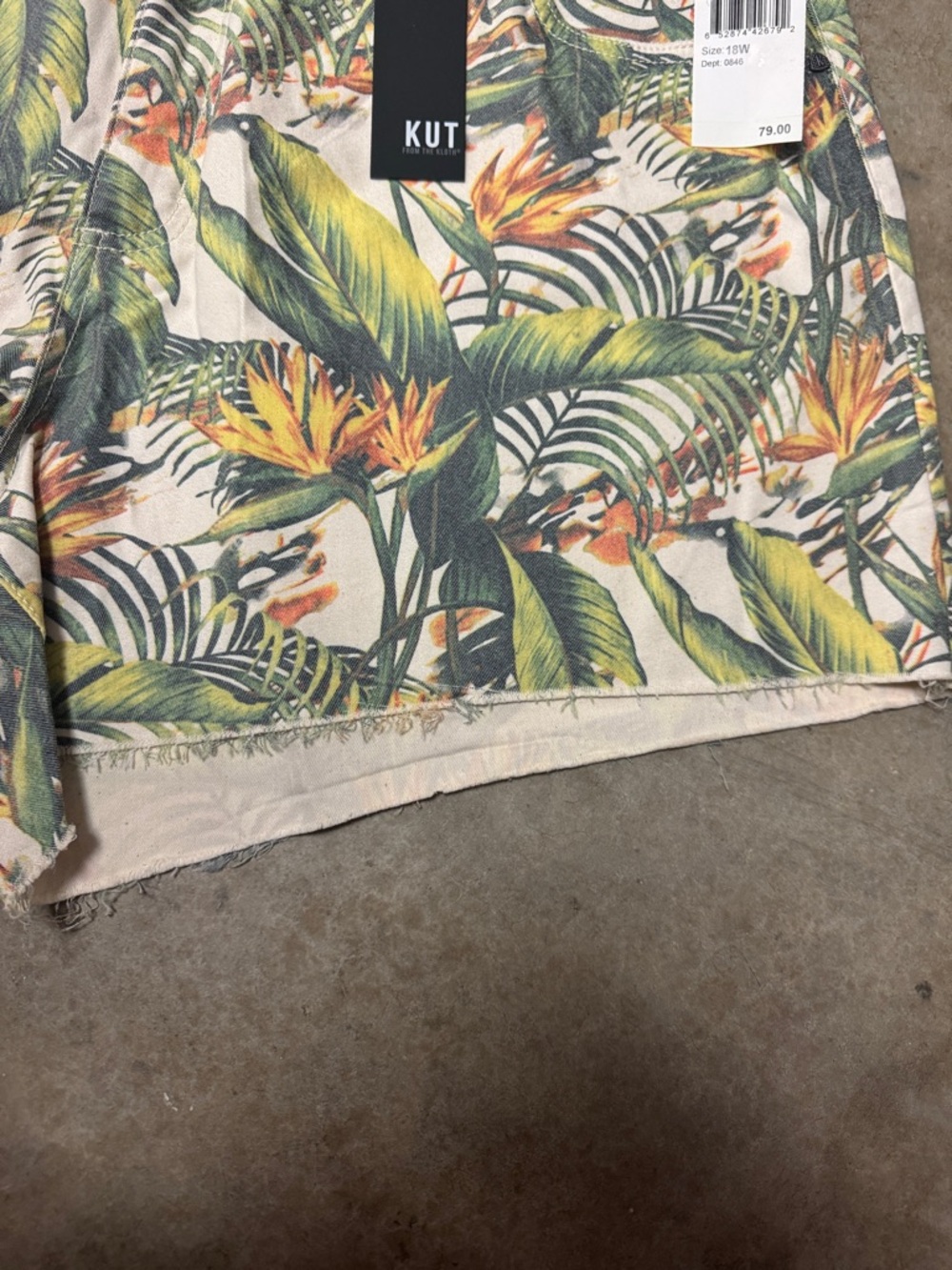 Kut from the Kloth Tropical Leaf & Floral Jean Shorts — Green, Yellow & Cream - Picture 6 of 6